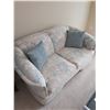 Image 3 : Sklar-Peppler Loveseat with Throw Pillows