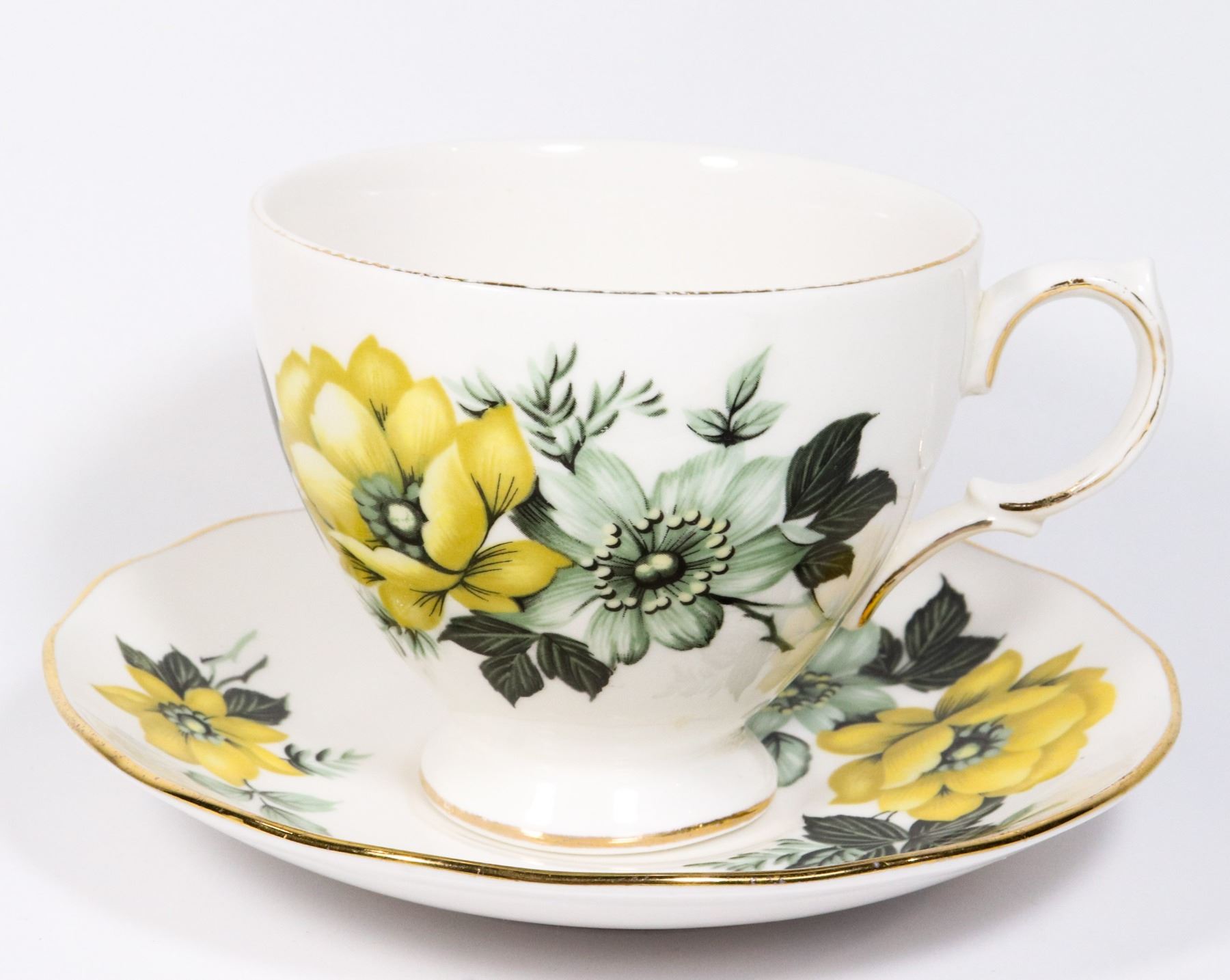 QUEEN ANNE PATTERN #8520 TEACUP AND SAUCER
