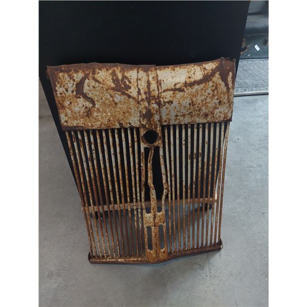 VINTAGE TRACTOR GRILL