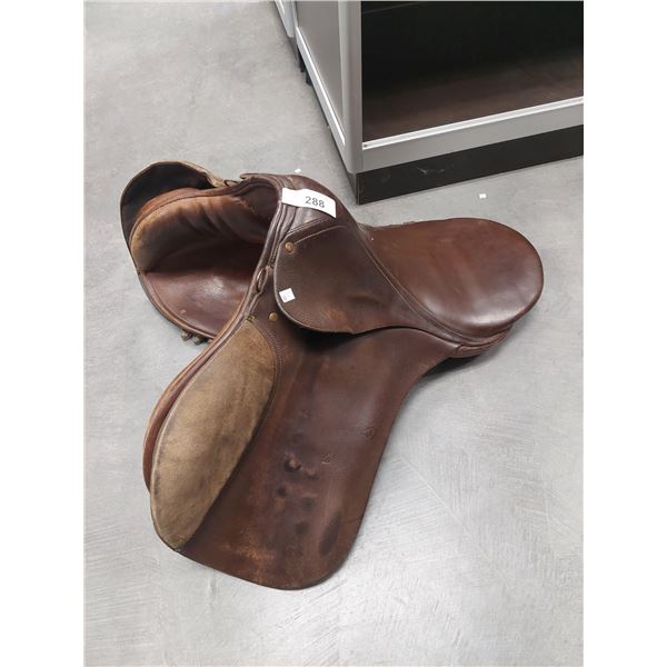 DECORATIVE ENGLISH SADDLE