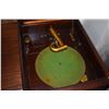 Image 2 : ANTIQUE VICTROLA