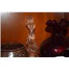 Image 2 : MIXED LOT: RED GLASS PITCHER, VASES, HAWAII 5-0 BADGE & GLASS FEMALE FIGURE (6 PCS)