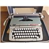 Image 2 : Smith Corona Classic 12 Typewriter In Case