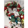 Image 5 : Large bundle of Christmas items - Basket, cloth wreath, candles, fabrics, etc.