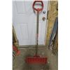 Image 1 : snow shovel
