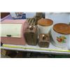 Image 1 : 4 kitchen tins and bread box