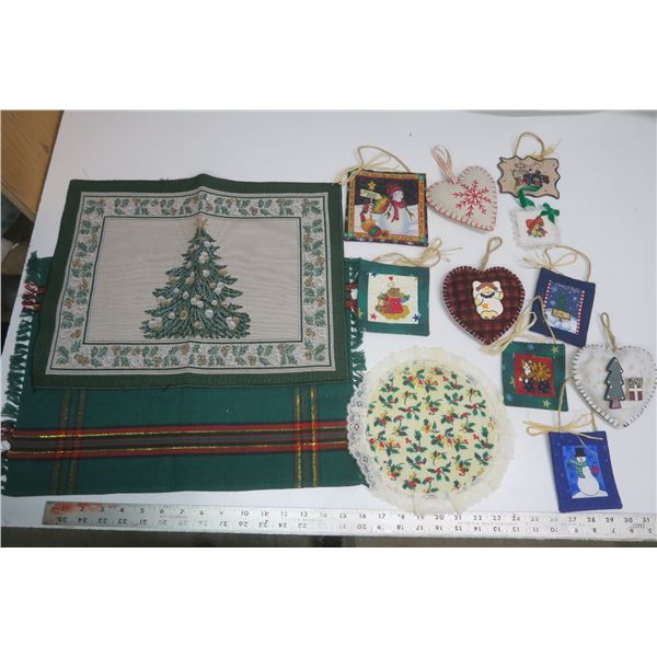 Lot of Christmas Décor Items
