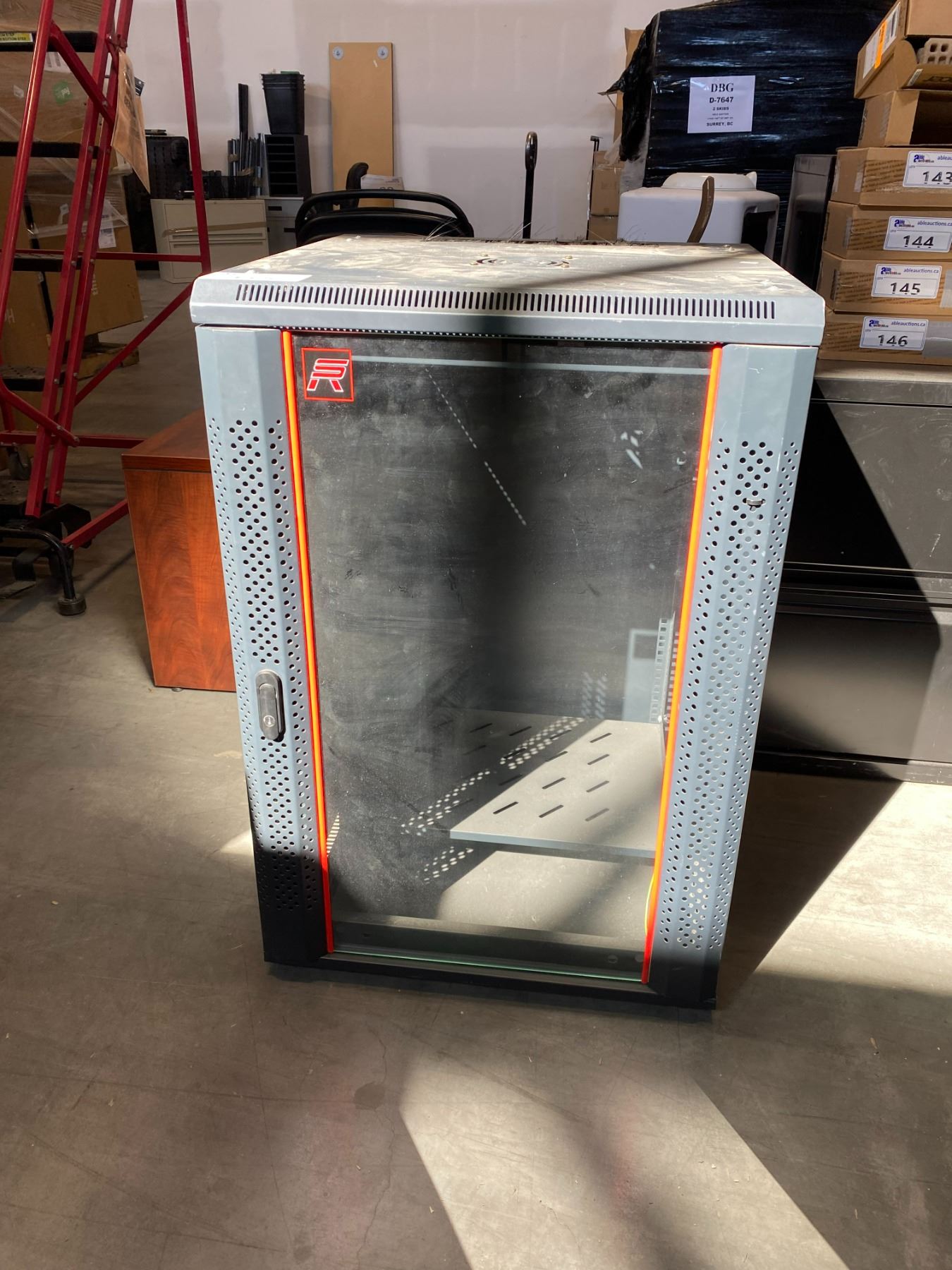 SR PORTABLE SINGLE GLASS DOOR VENTILATED SERVER RACK