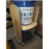Image 2 : Cubicle & Blue Recycling Can