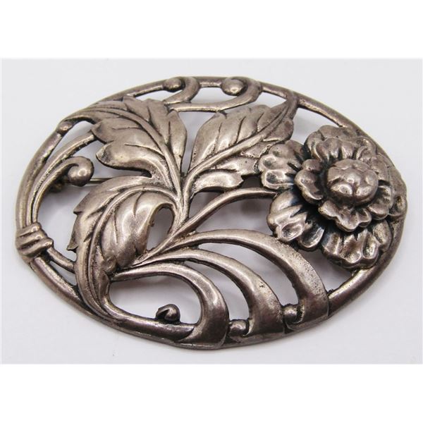 VINTAGE OVAL SHAPED BROOCH WITH CUT-OUT