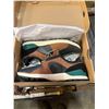 Image 8 : SIZE 10.5 SHOES AND BLACK AND DECKER TOOL CASE