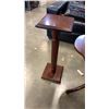Image 2 : BOMBAY CO PEDESTAL AND ROLLING ENDTABLE