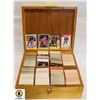 Image 1 : WOOD CASE W APPROX 1500 SPORTS CARDS