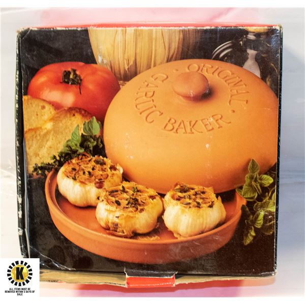 TERRA COTTA GARLIC BAKER