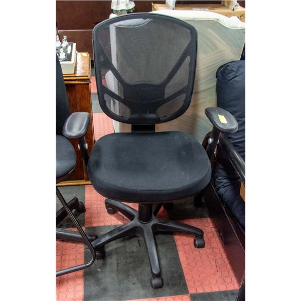 BLACK ROLLING OFFICE CHAIR