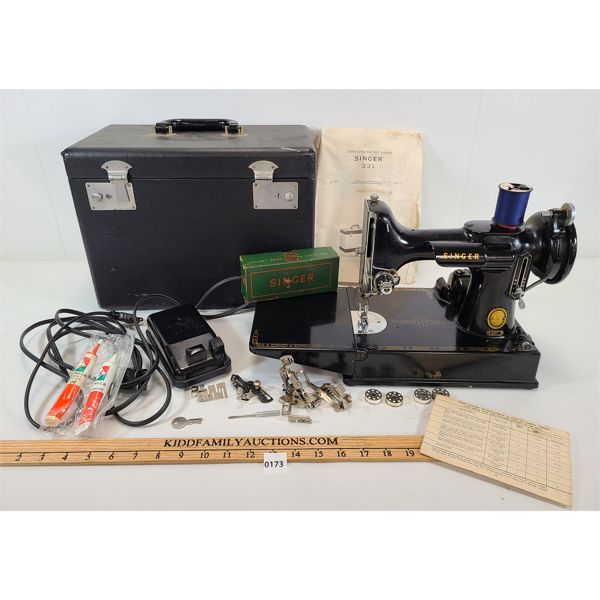 SINGER 221 FEATHERWEIGHT SEWING MACHINE - Kidd Family Auctions