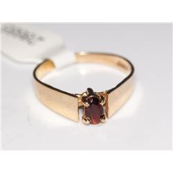 10K Gold Ring With Garnet 1.9g