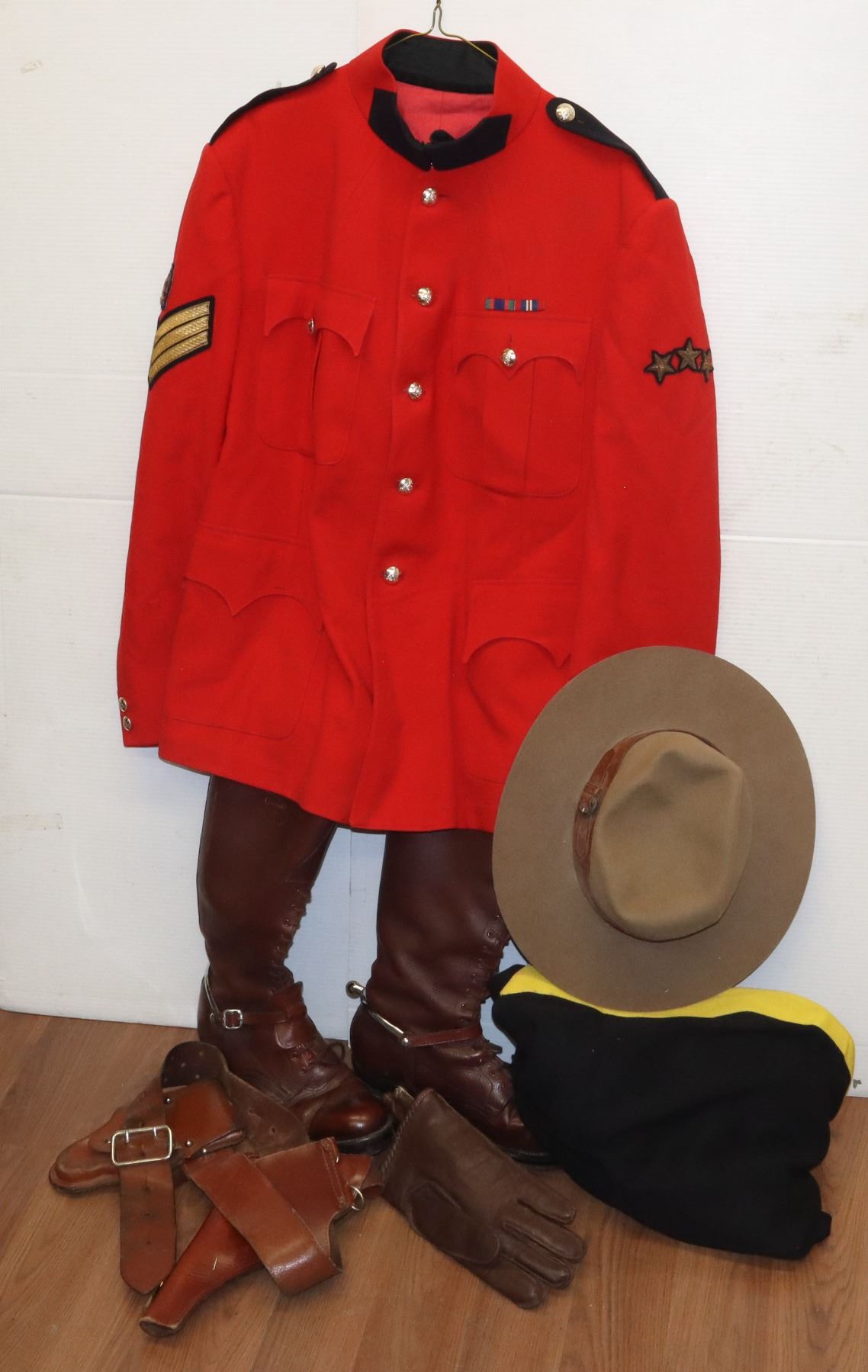 135 RCMP UNIFORM SET BOOTS SPURS RED SERGE