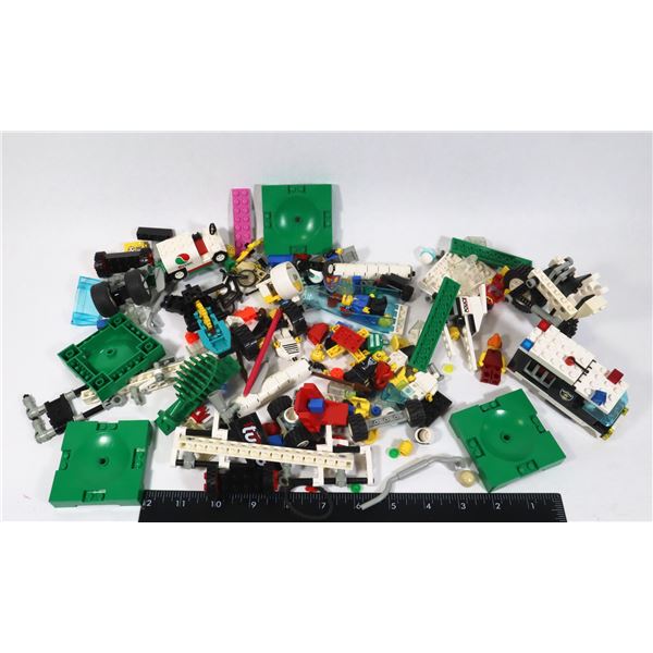 #681 LOT OF VINTAGE LEGO FIGURES + ACCESSORIES
