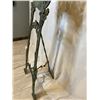 Image 6 : Resting Lady Art Easel