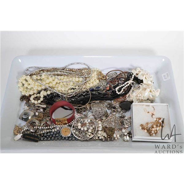 Tray lot of quality costume jewellery including genuine freshwater pearls and mother-of-pearl, desig