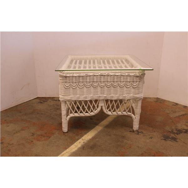 *Wicker End Table w/ Glass Top (22x22x17)