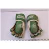 Image 4 : Pair of Model 1 Cooper Hockey Gloves