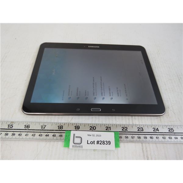 Samsung Tablet (powers on)