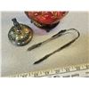 Image 3 : Vintage pickle caster and tongs with cranberry glass (cracked)