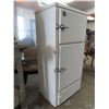 Image 2 : Antique Ice Box (23.5"x 17" x 48")