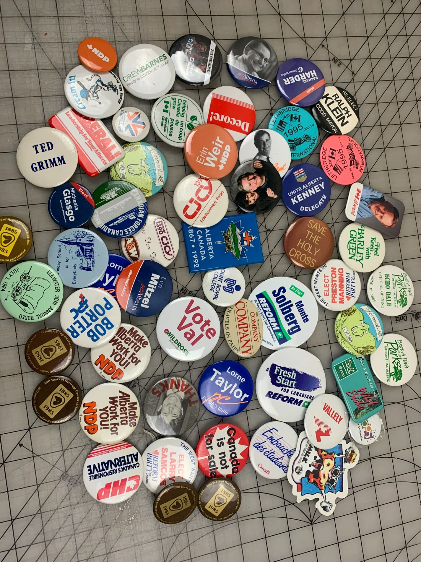 Pin Back Signs LOT OF VINTAGE PIN BACK BUTTONS MOSTLY POLITICAL - Schmalz Auctions