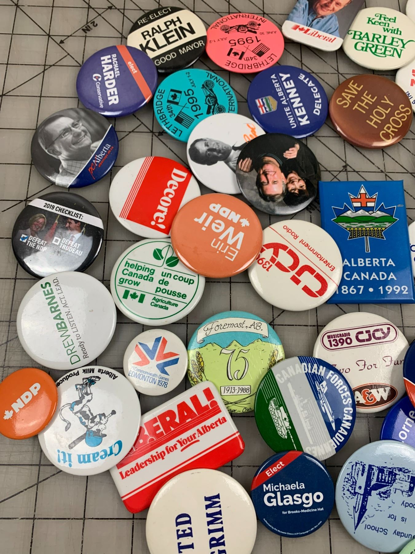 LOT OF VINTAGE PIN BACK BUTTONS MOSTLY POLITICAL - Schmalz Auctions