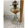 Image 2 : ANTIQUE OIL LAMP