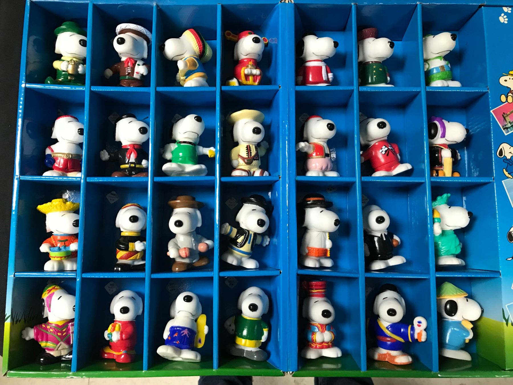 SNOOPY COLLECTIBLE BOX COMPLETE MINIATURES SET (RARE)