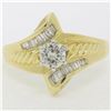 Image 5 : 18k Yellow and White Gold 0.90 ctw Round and Baguette Diamond Ring