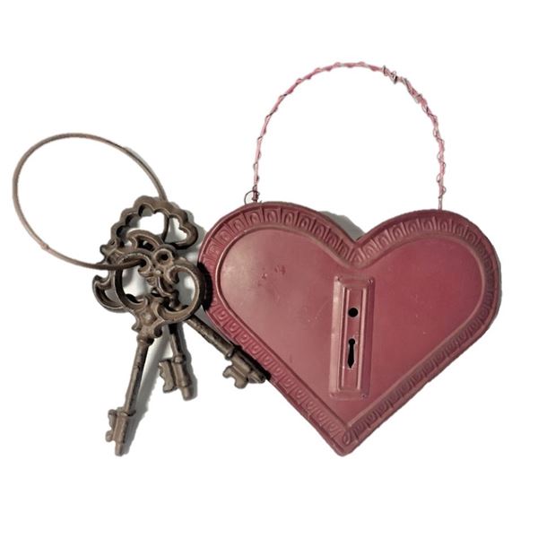 Metal Heart And Keys Décor