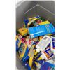 Image 2 : TOTE OF NEW CRAYONS, PENCIL CRAYONS, GLUE, PAPER, BINDERS