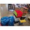Image 2 : LOT OF TOTES AND CLOTHING HANGERS