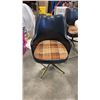 Image 2 : 4 RETRO SWIVEL CHAIRS AND TABLE