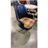 Image 3 : 4 RETRO SWIVEL CHAIRS AND TABLE
