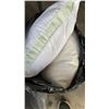 Image 2 : LOT OF PILLOWS AND THROW PILLOWS