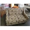 Image 2 : DELUXE DESIGNS LOVESEAT
