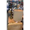 Image 2 : 2 FOLDING WOOD TRAYS AND TABLE LAMP