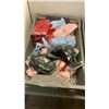 Image 2 : 2 TRAYS OF GLOVES AND STRECH ROLLS