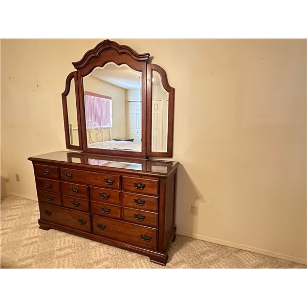 7 Drawer Dresser with Tri Mirror & Glass Top