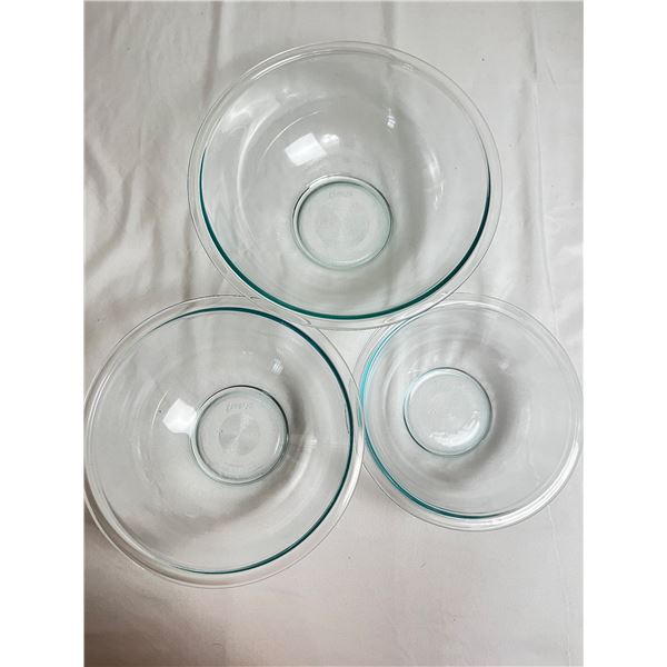 Set of 3 Pyrex Bowls