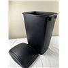 Image 2 : Rubbermaid Wastebasket