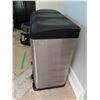 Image 2 : Garbage/Recycle Bins Cat B