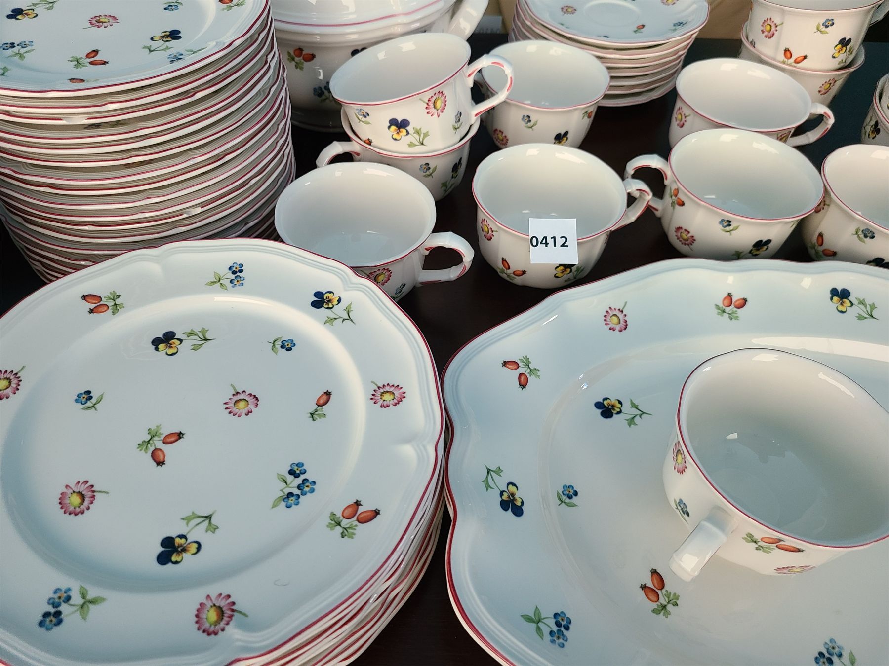 VILLEROY & BOCH FLORAL DISH SET - APPROX 168 PIECES. - Kidd Family Auctions