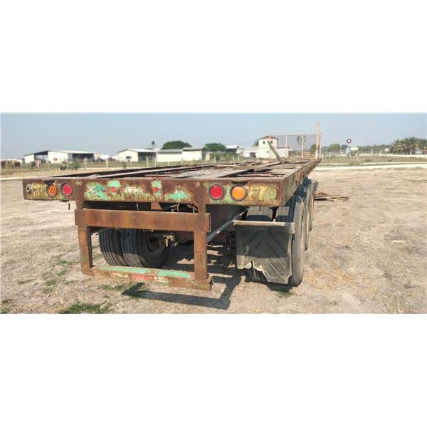 Triple-axle flatbed trailer